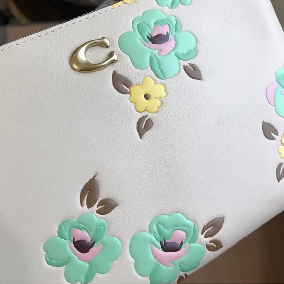🌺 Coach Wristlet With Floral Print - Picture 7 of 10